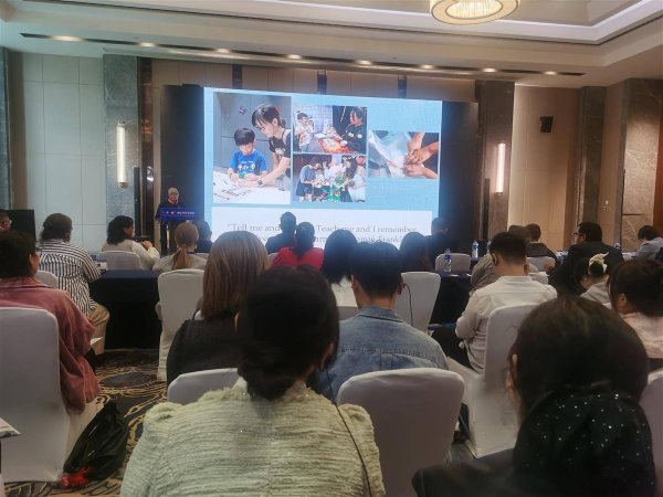 51配资 新加坡科普主讲人会场被“追星”  科普创意受中国春晚“魔术”节目启发